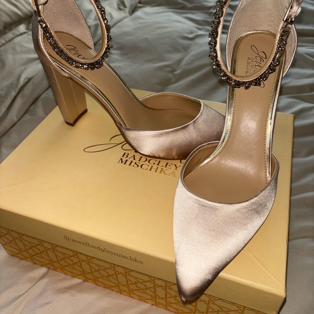 Women’s bridal pump